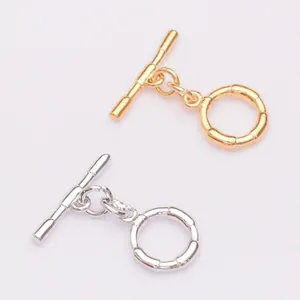 Makroaufnahme von vergoldeten und versilberten OT-Knebelverschlüssen für DIY-Schmuck
