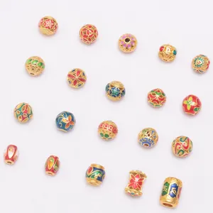 Gedetailleerd overzicht van cloisonné emaille kralen met bloemmotieven voor DIY sieraden