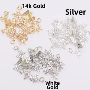Macro-opname van vlinderhangers in 14K goud en zilver met ingelegde zirkonia-stenen