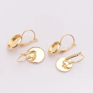 Détail de crochets d'oreilles en or 14K avec plateaux ronds de 12mm pour création DIY