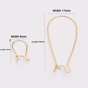Detalle de los ganchos de pendientes en U chapados en oro de 18K en dos tamaños para DIY