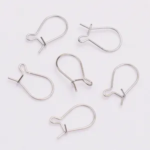 Detalle de seis ganchos de plata en forma de U para la creación de joyas DIY