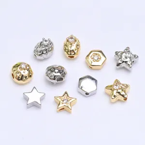 Makro-Detail von 14k vergoldeten Herz- und Sternperlen mit Zirkon-Inlay für DIY-Schmuck