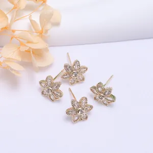 14K vergoldete Blumen-Ohrstecker mit funkelnden Zirkonia-Steinen für einen eleganten Look