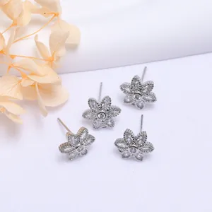 14K vergoldete Blumen-Ohrstecker mit Zirkonia-Mikroeinlage im floralen Design