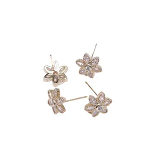Mit 14K Gold plattierte Blumenstecker mit Zirkonia-Mikrofassung auf weißem Hintergrund