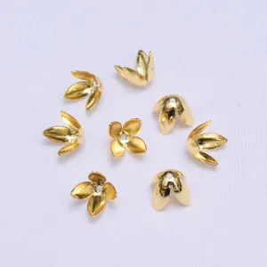 Dettaglio di copriperle a forma di fiore placcato oro 18k per creazioni di gioielli DIY