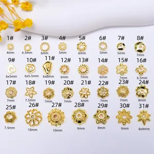 Varietà di distanziatori e copriperle a fiore placcati oro 18K per gioielli fai-da-te