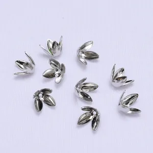 Dettaglio di copriperle a fiore d'argento per la creazione di gioielli e braccialetti fai-da-te