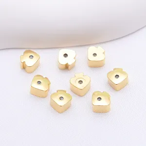 Détail macro de fermoirs de boucles d'oreilles cœur en plaqué or 18k avec silicone