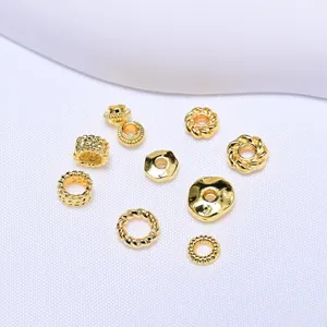 Varietà di copriperle a fiore placcati in oro 18K e distanziatori per gioielli DIY