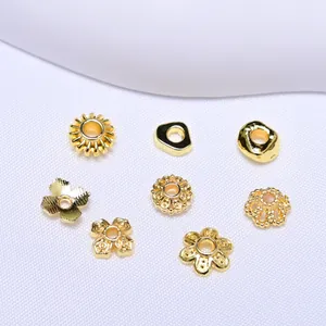 Dettaglio di copriperle a petalo cavo placcati oro 18K e distanziatori per gioielli fai-da-te
