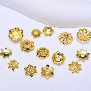 Vista dettagliata di copriperla a forma di fiore placcati in oro 18K per gioielli DIY