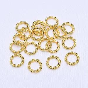 Λεπτομέρεια από στριφτούς κρίκους 14k gold-filled για κατασκευή κοσμημάτων DIY