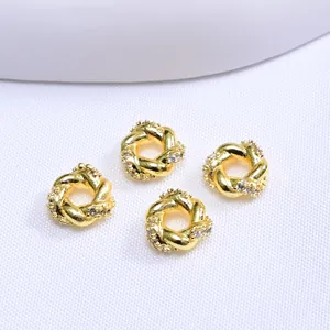 Vista macro de cuentas de corona bañadas en oro 18K con circonitas para joyería DIY