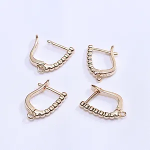Dormeuses en forme de D plaquées or 18k avec texture perlée pour bijoux artisanaux