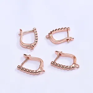 Détail de quatre crochets d'oreilles en forme de D plaqués or rose pour bijoux DIY
