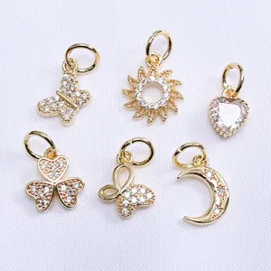 Macro de breloques plaquées or 14 carats avec papillons et cœurs sertis de zircons cubiques