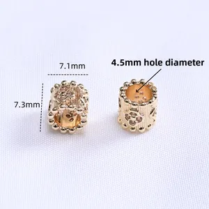 Abalorio cilíndrico de trébol en oro de 14K con circonitas para joyería artesanal