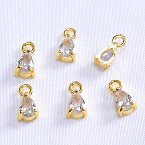 Détail macro de six pendentifs goutte en or 14k avec zircon clair pour bijoux DIY