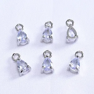 Lot de six pendentifs goutte plaqués or 14 carats avec des pierres de zircone cubiques