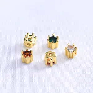 Primer plano de cuentas espaciadoras bañadas en oro 14k con circonitas para crear joyas