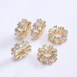 Vista macro di distanziali placcati in oro 14k con micro-pave di zirconi cubici