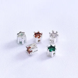 Detalle de cuentas espaciadoras bañadas en oro de 14k con circonitas para joyería DIY