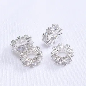 Set di quattro distanziali a fiocco di neve in oro 14k con zirconi micro-intarsiati