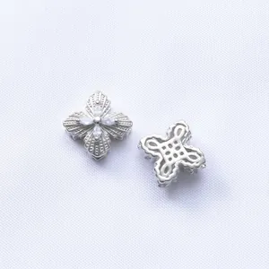 Perla quadrifoglio placcata oro 18K con zirconi per la creazione di gioielli fai da te