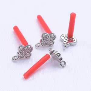 Vierer-Set Kleeblatt-Ohrstecker aus S925 Silber mit Zirkonia auf weißem Hintergrund