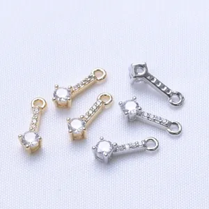 Makro-Detail von 14k vergoldeten langen Quasten-Anhängern mit Mikro-Zirkonia-Kristallen