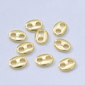 Macro-opname van 18k vergulde ovale koffieboon kralen voor DIY sieraden maken projecten