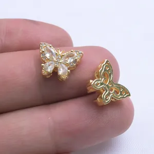 Makroaufnahme von 14K vergoldeten Schmetterlingsperlen mit mikro-gepflasterten Zirkonias