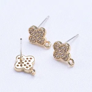 Makroaufnahme von 14K vergoldetem S925 Silber Kleeblatt-Ohrstecker mit Zirkonia-Stein