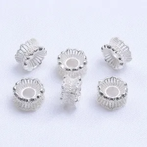 Set de seis cuentas espaciadoras de flores huecas plateadas para joyería artesanal
