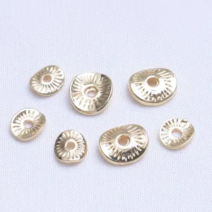 Vista macro di distanziatori irregolari in oro 18k con motivo a raggiera per gioielli fai da te