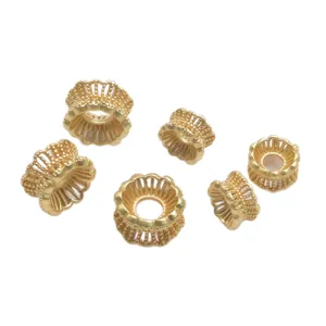 Capuchones dorados calados para joyería DIY con detalles de filigrana y borde perlado