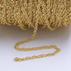 Detailaufnahme von 14k vergoldeter O-Link-Kette auf Rolle für DIY-Schmuckherstellung