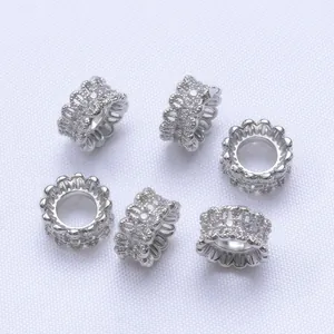 Vue détaillée de six perles intercalaires en dentelle argentée avec incrustation de zircon