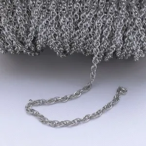 Nahaufnahme einer hellsilbernen ovalen Gliederkette für DIY-Schmuck und Ketten
