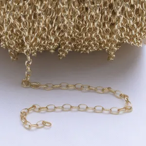 Makroaufnahme einer vergoldeten ovalen Gliederkette für DIY-Schmuck auf Stoff