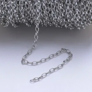 Makrodetail einer silbernen ovalen Gliederkette für DIY-Armbänder und Halsketten