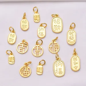 Détail de pendentifs dorés chinois avec caractères gravés de chance et fortune