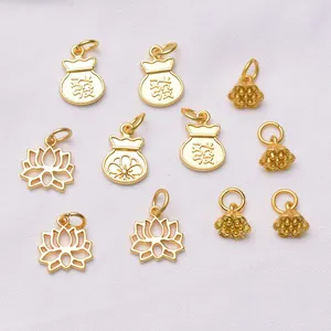 Détails macro de pendentifs en or sable avec lotus et sacs de fortune pour bijoux artisanaux