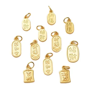 Collection de pendentifs porte-bonheur dorés avec caractères chinois en relief sur blanc