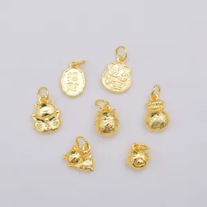 7-teiliges Set aus 14k vergoldeten Glücksanhängern mit Maneki-Neko und Glücksbeuteln