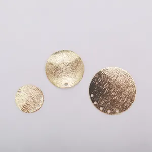 Λεπτομέρεια από στρογγυλά μενταγιόν 14k χρυσού με βουρτσισμένη και σφυρήλατη υφή για DIY