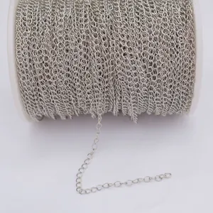 Makroaufnahme einer silbernen Gliederkette auf Spule für DIY-Schmuck und Halsketten