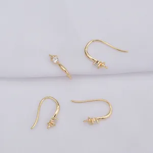 Detail van 14k goudgevulde oorhaken met zirkonia voor het zelf maken van sieraden en DIY